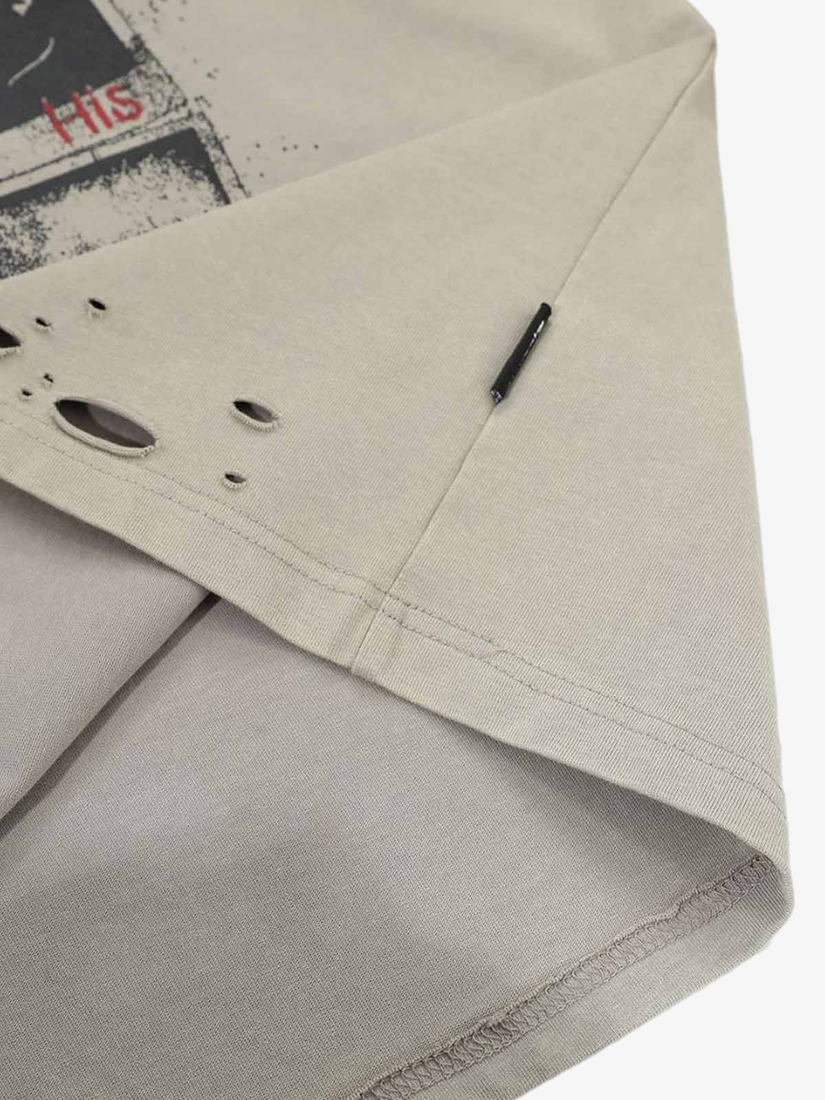 Yıpranmış Kamuflaj Desenli İki Parçalı Grafik T-Shirt
